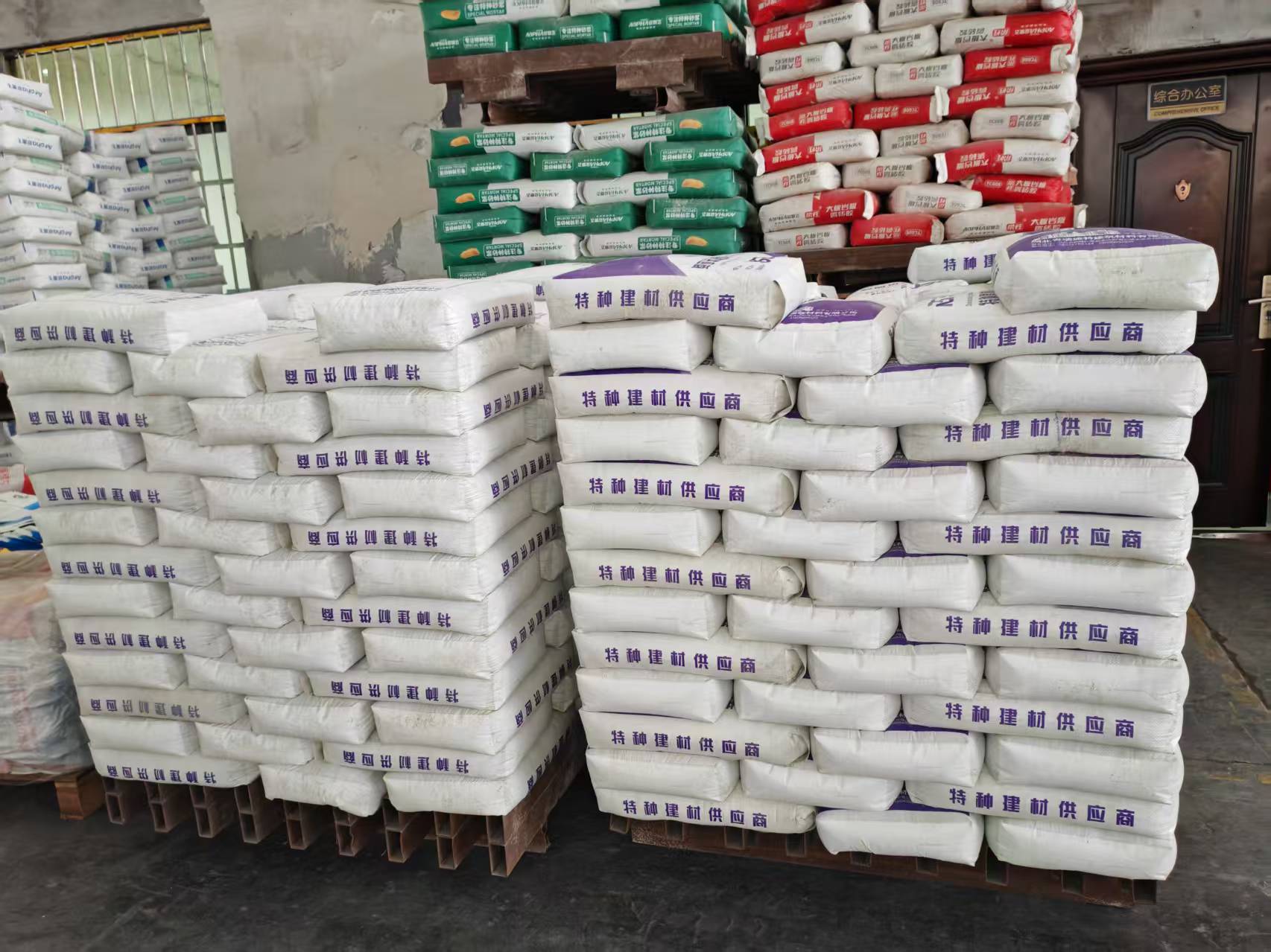 四更镇拱顶带模注浆料