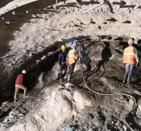 四更镇拱顶带模注浆料的施工流程及注意事项